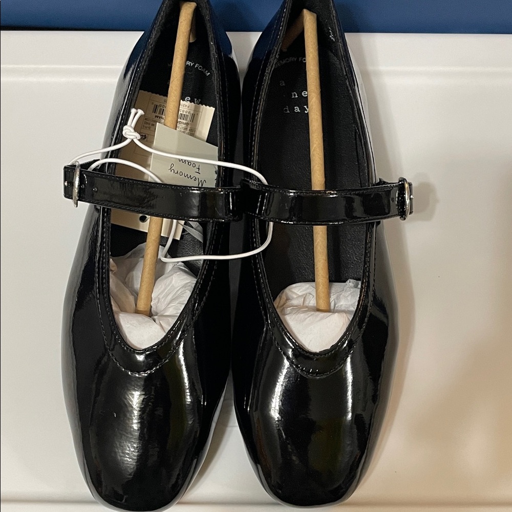 A New Day Glossy Black Flats Sz. 7 NEW w memory foam